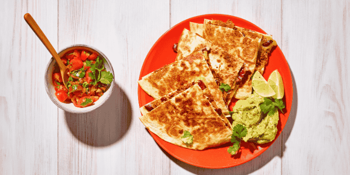 Veggie quesadilla met bonen en gesmolten kaas
